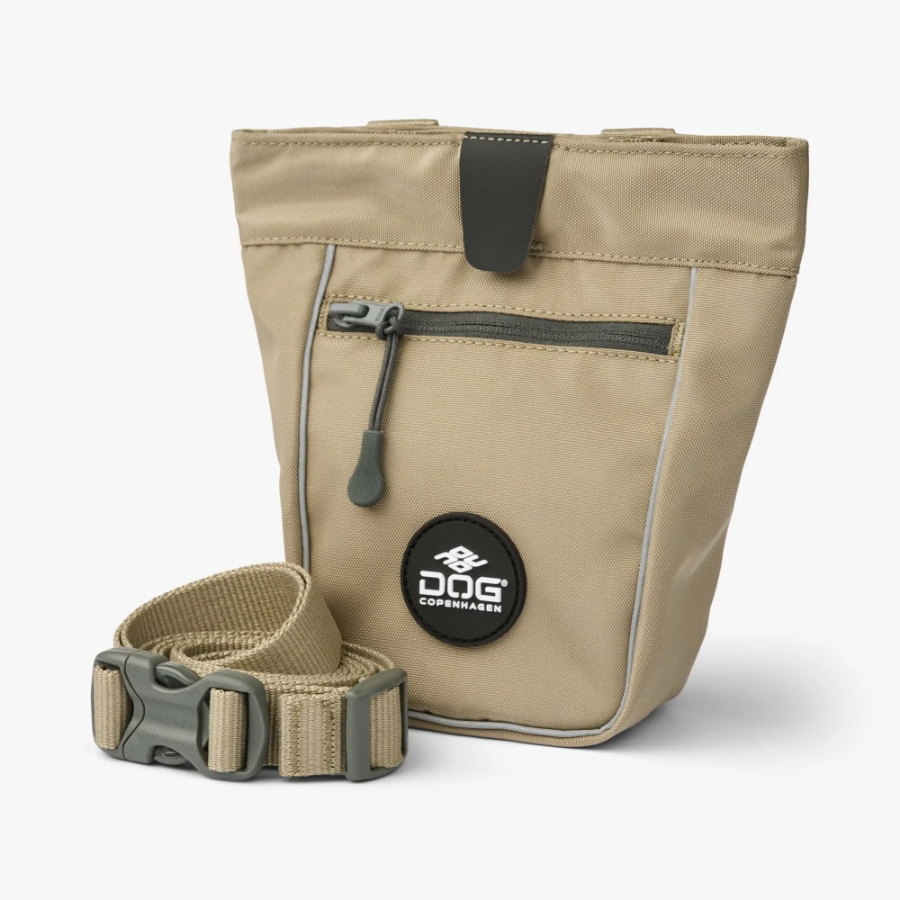 DOG Copenhagen（ドッグコペンハーゲン）のGo Explore Treat Bag（ゴーエクスプローラートリートバッグ）の商品写真（デューン）