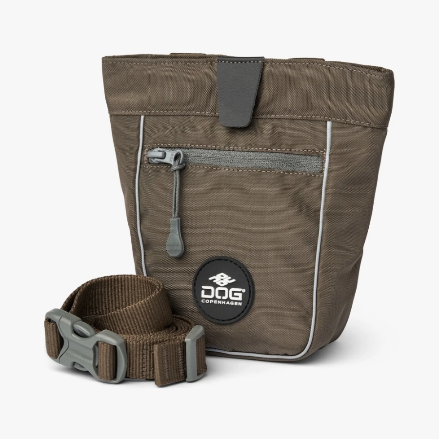 DOG Copenhagen（ドッグコペンハーゲン）のGo Explore Treat Bag（ゴーエクスプローラートリートバッグ）の商品写真（モカ）